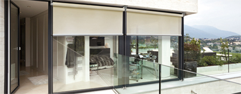 Außenrollos und Senkrechtmarkisen