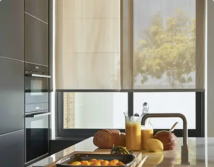 Zwei kürzere, transparente Schiebegardinen hängen in einer modernen stilvoll eingerichteten Küche