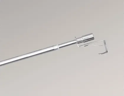 Foto von einer Klemmstange in weiß mit halterungen zum Bohren