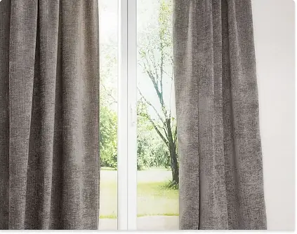 Foto von grauen Thermovorhängen als praktische Fensterdeko