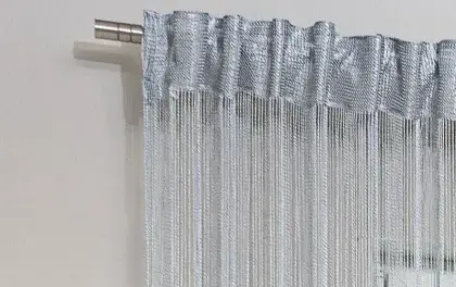 Foto eines metallisch blauem Fadenvorhangs