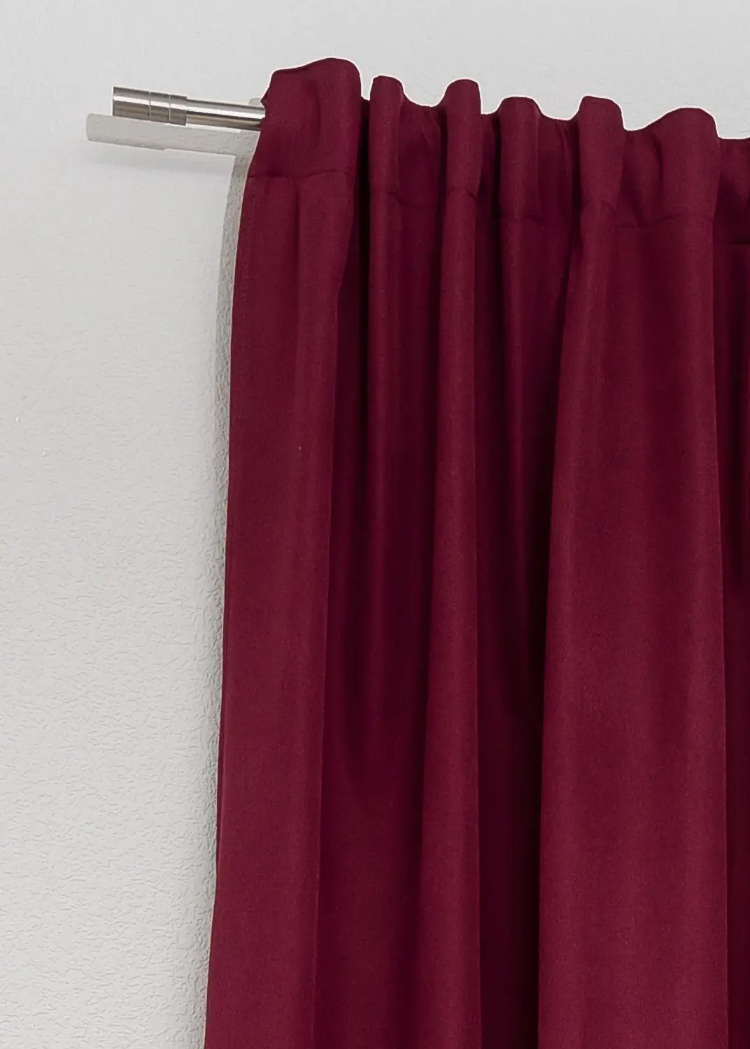 Foto eines weinroten vorhangs an einer weißen wand