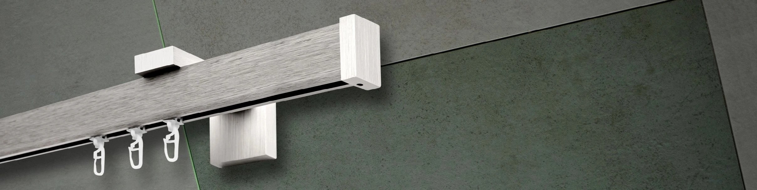 Silberne Gardinenstange aus Aluminium mit Wandhalterung und Gardinenhaken