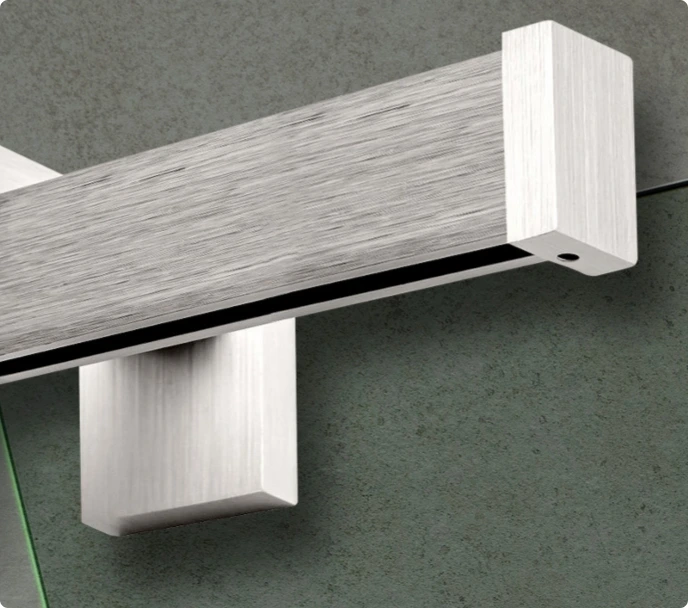 Zeitlose Gardinenstange aus Aluminium mit robuster Wandhalterung und passenden Gardinenhaken