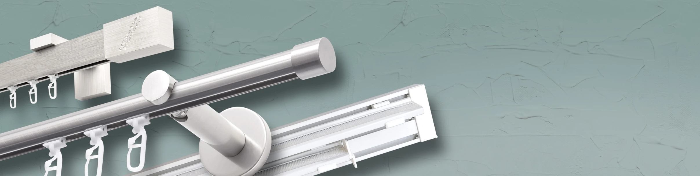 Silberne Gardinenstangen mit Innenläufen, Gardinenhaken, Wandhalterungen sowie eine weiße Vorhangschiene