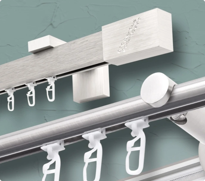 Silberne Gardinenstangen mit Innenlauf, Gardinenhaken, Wandhalterung und eine weiße Vorhangschiene