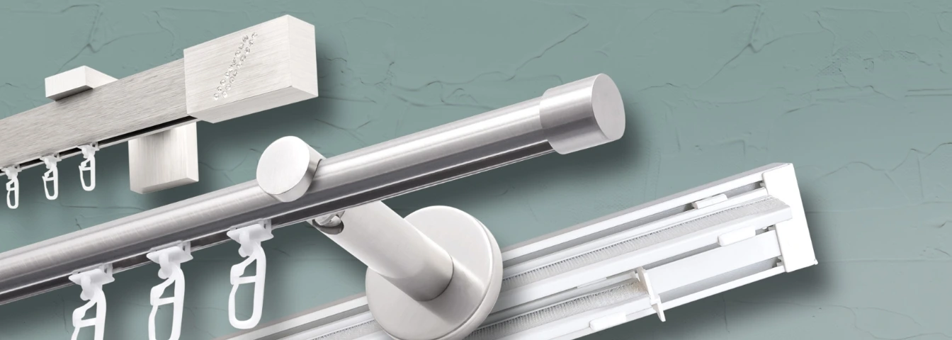 Gardinenstangen in Silber mit Innenlauf, Wandhalterung und Gardinenhaken sowie eine Vorhangschiene in Weiß