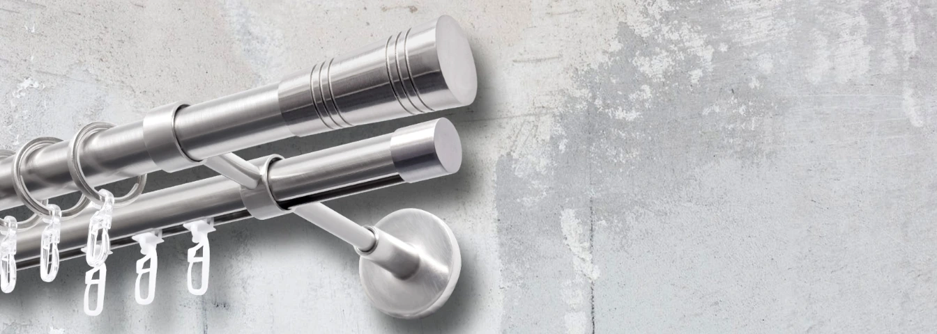 Zweiläufige, silberne Gardinenstangen mit Gardinenhaken und Wandhalterung 