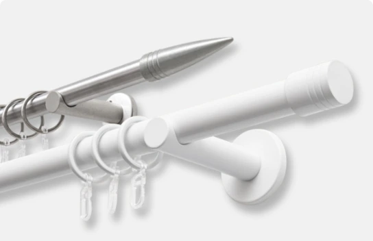 Zwei Gardinenstangen rund geformt in Silber und Weiß inklusive Gardinenringe und Wandhalterung