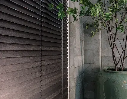 braune Bambus Jalousie im Badezimmer