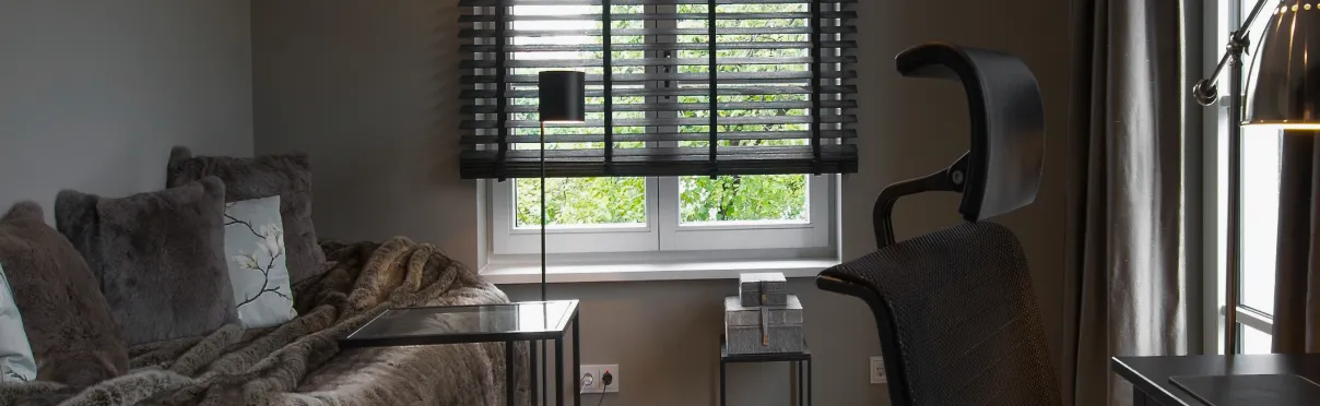 Holzjalousin in Braun im Wohnzimmer