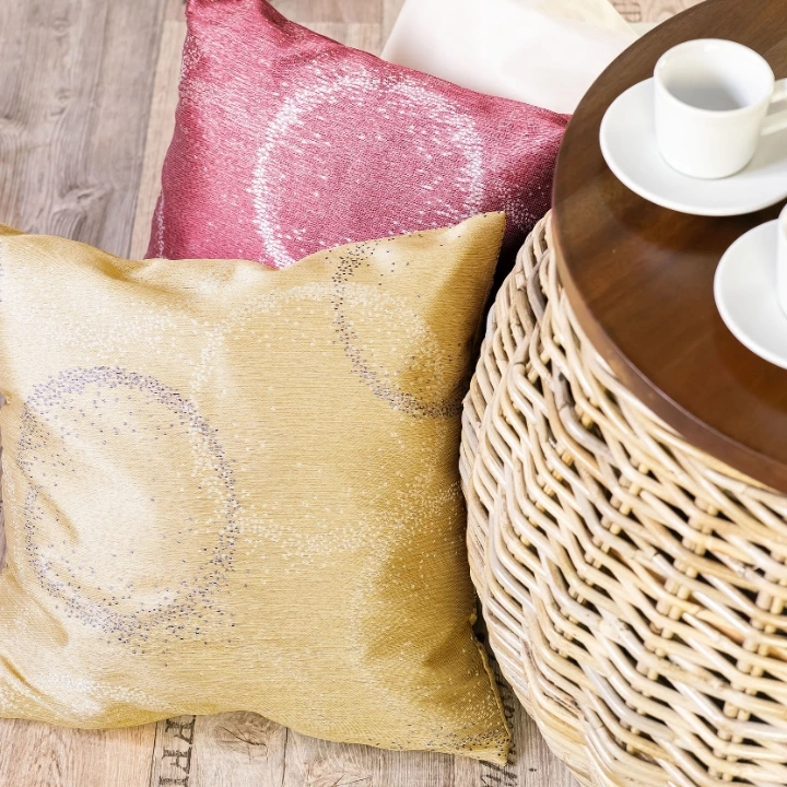 Kissen neben einem Tisch