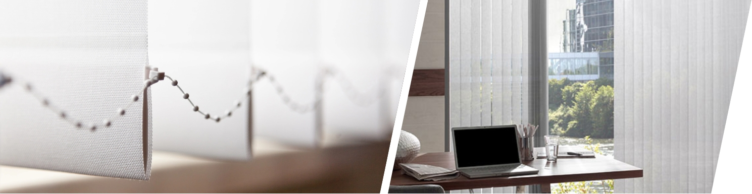 Weiße Lamellen an großer Fensterfront im Büro