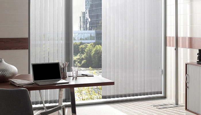 Zwei helle Lamellenvorhänge an einem großen Fenster im Büro