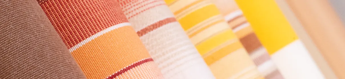 Rot gestreifte Markisenstoff Rolle