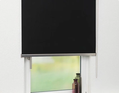Verdunkelungsrollo in schwarz