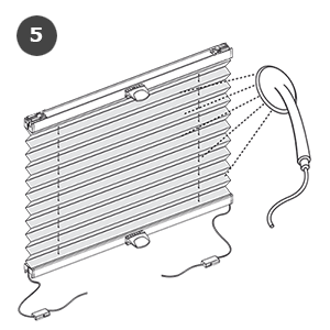 Plissee mit Wasser absprühen