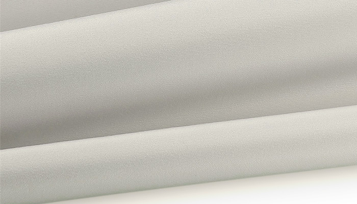 Grauer Markisenstoff in Falten gelegt